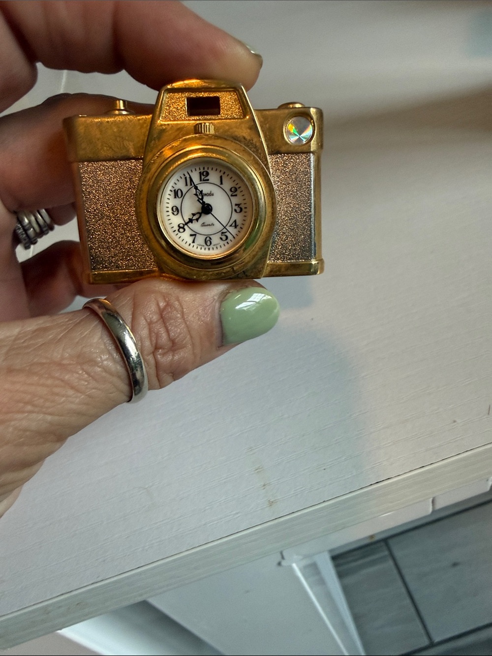 Vintage Gold Camera-Shaped Desk Watch - Decorative Timepiece